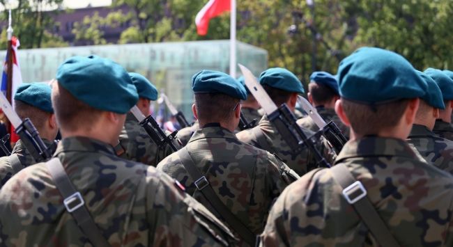 Στρατιωτική εκπαίδευση για 400.000 το 2026: Η Πολωνία εγκαινιάζει τη «μεγαλύτερη αμυντική εκπαίδευση στην πολωνική ιστορία»