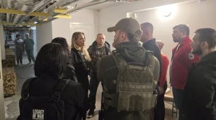 Η Αντζελίνα Τζολί επισκέπτεται την πόλη Χερσώνα της πρώτης γραμμής, ένα από τα πιο επικίνδυνα μέρη στην Ουκρανία